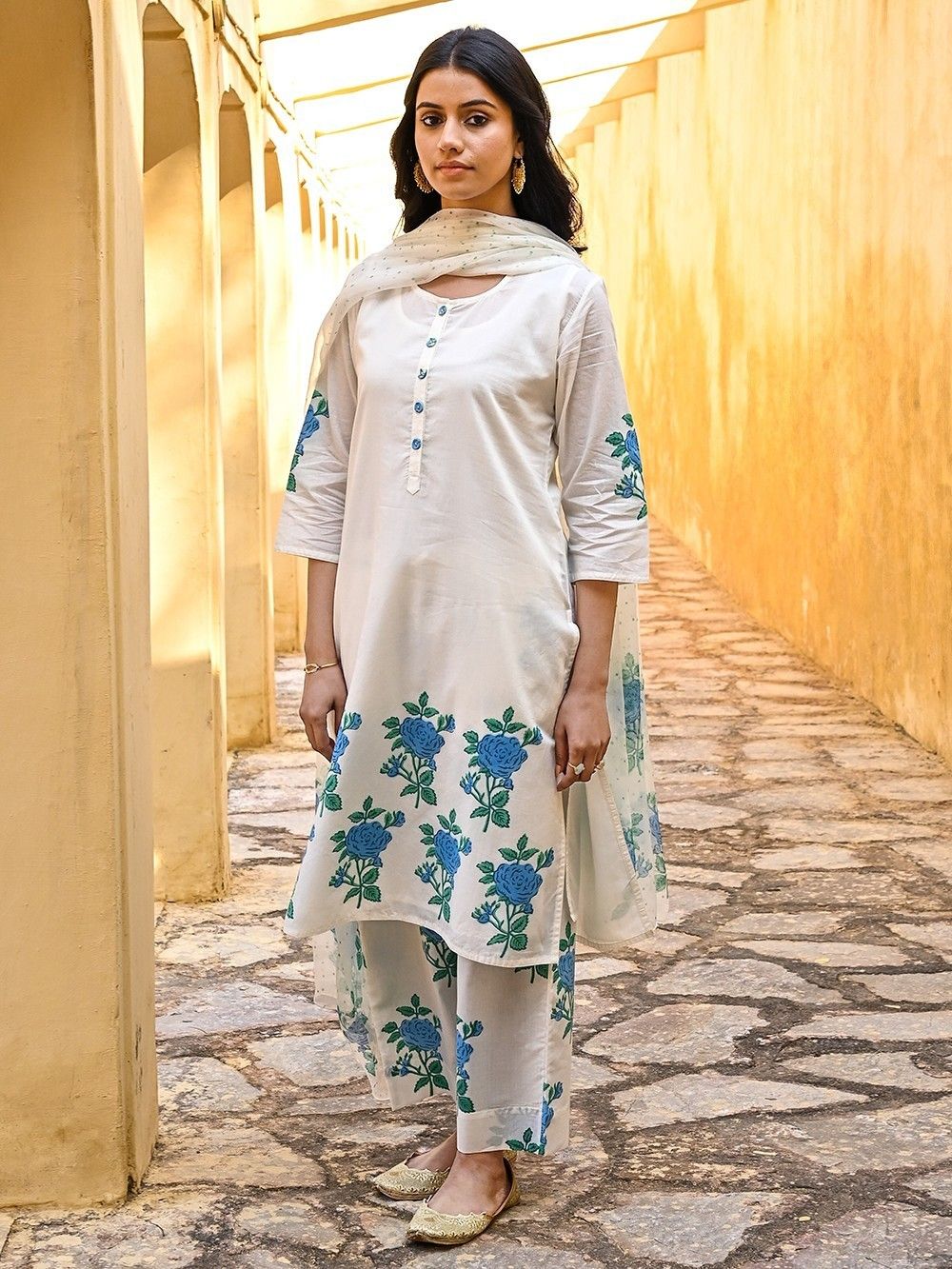 Details more than 147 white kurti and jeans