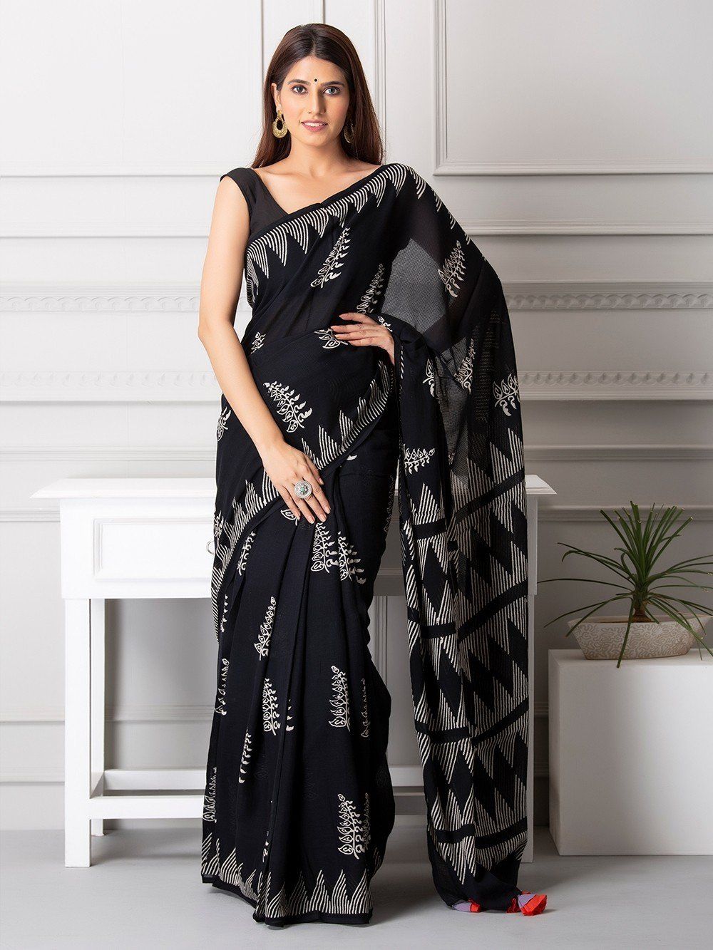 Buy Black Cotton Saree Online with the Best Offers | Karagiri
