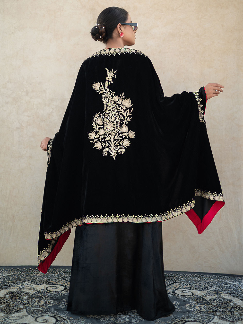新品タグ付き♡ミストレアス♡Cape Set Velvet Dress♡ブラック Black Kashmiri Tilla Embroidered Velvet Dress with Cape- Set of 2