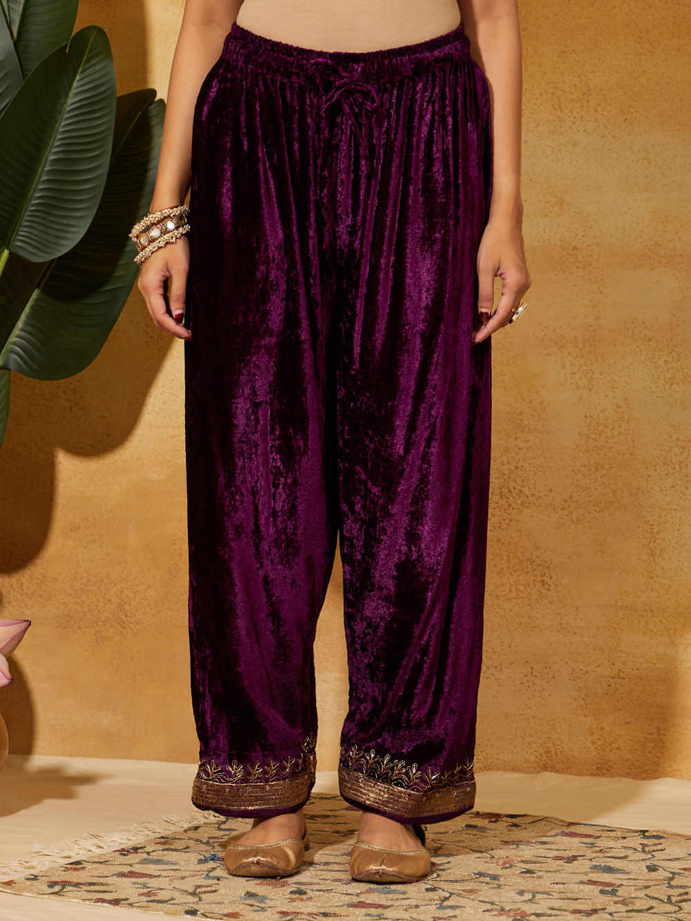 TODAYFUL Embroidery Velour Pants¥24,200 TODAYFUL（トゥデイフル）の「Embroidery Velour Pants（その他パンツ